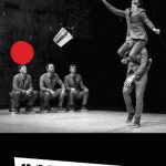 Grafika składająca się ze zdjęcia z przedstawienia wykonanego podczas Karnawału Sztukmistrzów, oraz z, znajdującej się pod spodem na czarnym tle, nazwy wydarzenia.